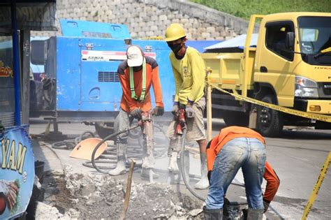 PNS sedang melakukan pekerjaan dinas